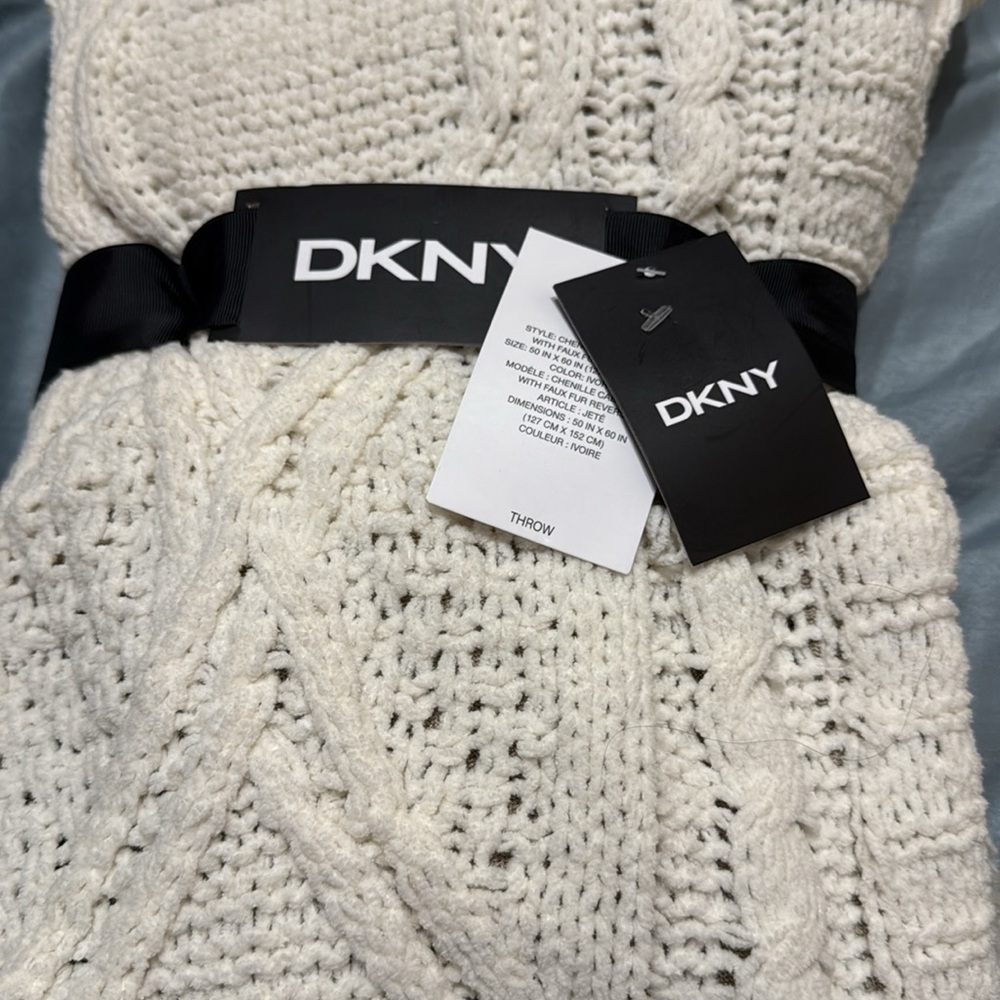 DKNY crochet and fur throw - Picture 4 of 4